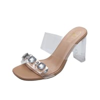 Wear a pair of thick-heeled slippers and high heels with a high-end look, and wear flip-flops on top