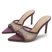 The stunning thin-heeled rhinestone high-heeled slippers paired with a skirt and pointed high heels are fashionable when worn on the outside